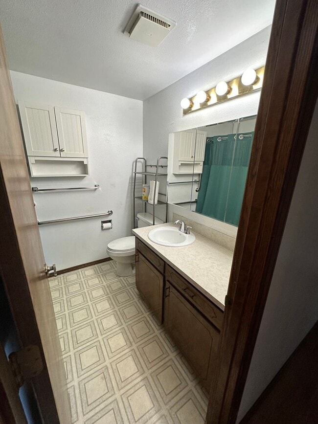 Building Photo - 3-bedroom 2 bath House