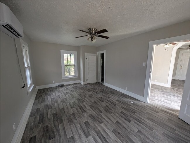 Building Photo - 615 6th St