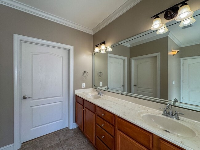 Building Photo - Beautiful 3 Bed 2 Bath Condo with Community Amenities