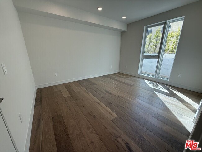 Building Photo - 505 S Barrington Ave