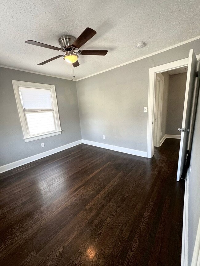 Building Photo - Spacious 3 Bedroom Home
