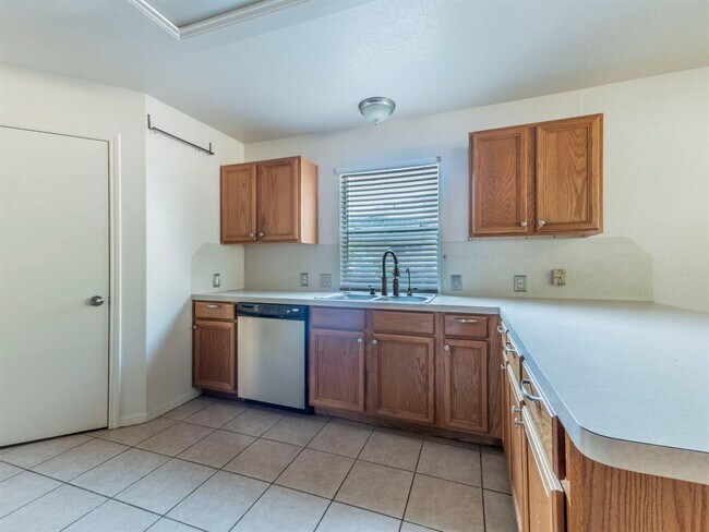 Building Photo - 2316 Logan Dr