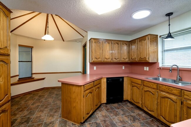 Building Photo - *Cozy Corner Home*