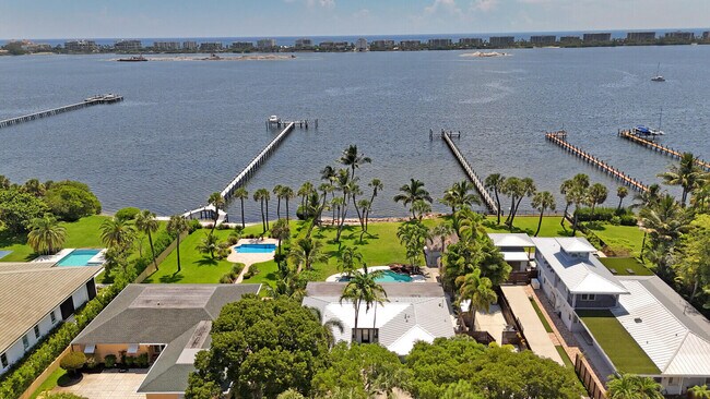Building Photo - 930 S Lakeside Dr