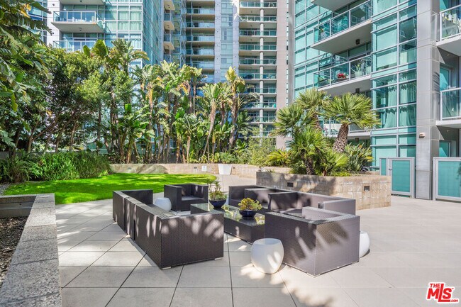 Building Photo - 13650 Marina Pointe Dr