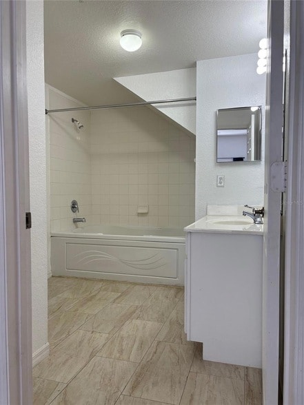 Building Photo - 4001 Santa Maria Dr