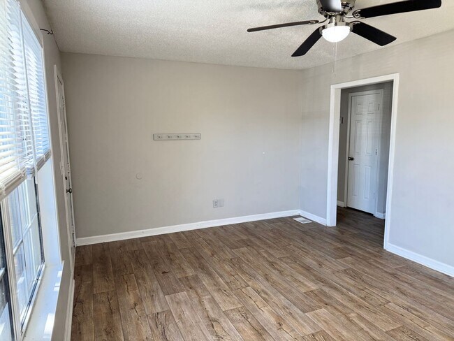 Building Photo - Nicely Updated Home MOVE IN READY!