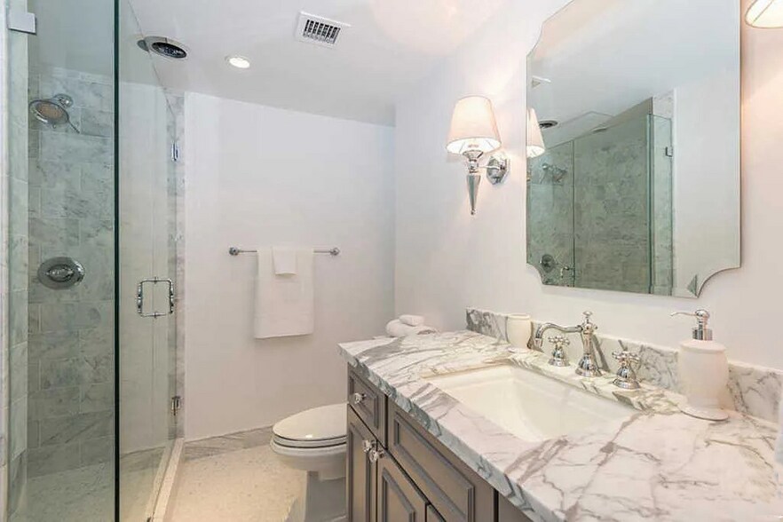 Primary Bathroom - 10501 Wilshire Blvd