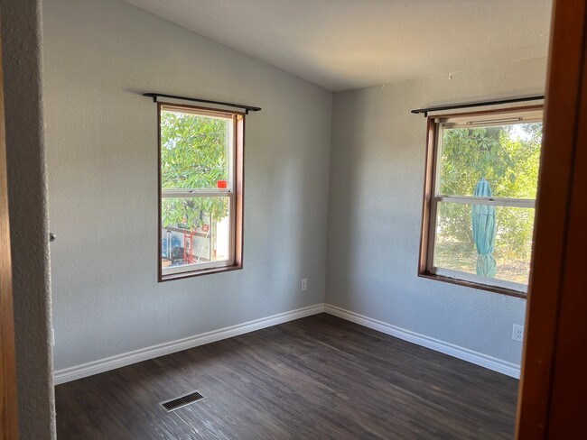 Building Photo - 4+ bdrm Country Home