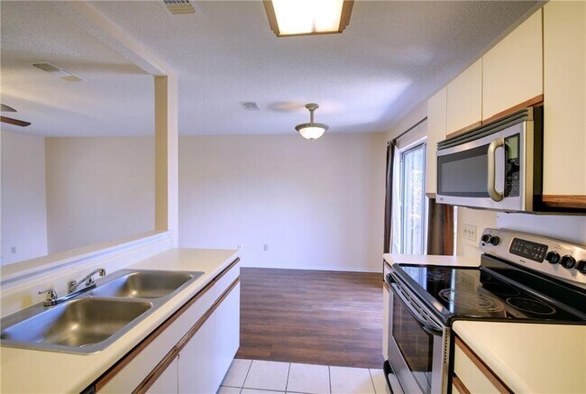 Building Photo - 1015 E Yager Ln