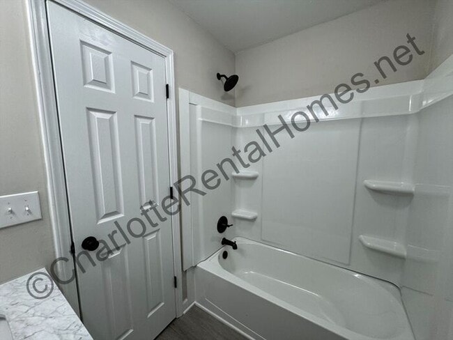 Building Photo - Newly remodeled home in Charlotte!