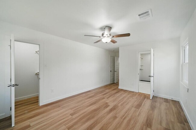Building Photo - 9711 Derrik Dr