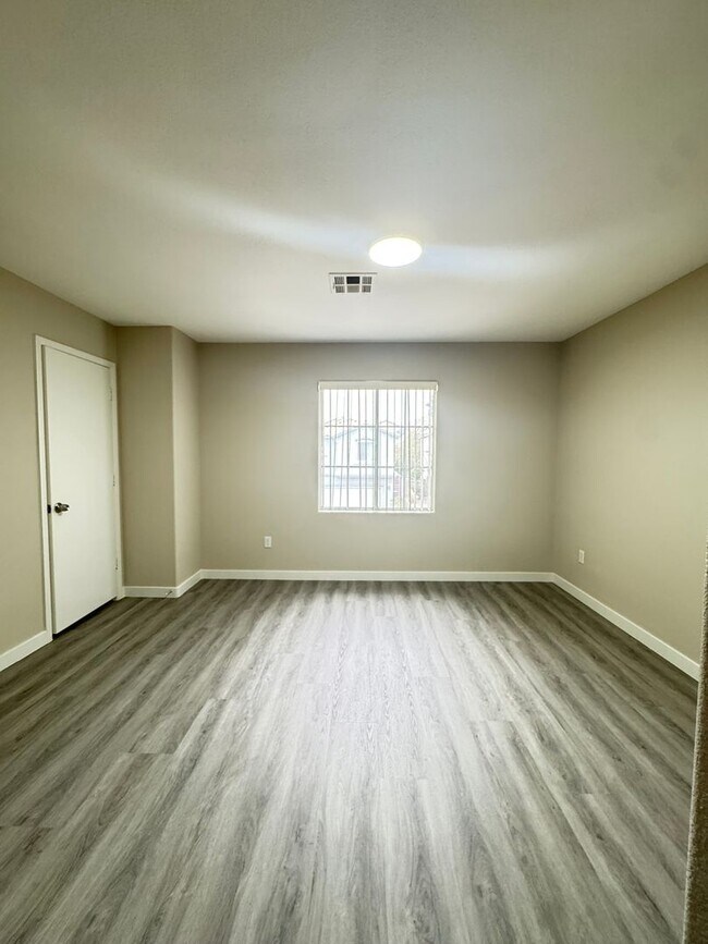 Building Photo - Must see 4 bedroom 2.5 baths home with NEW...
