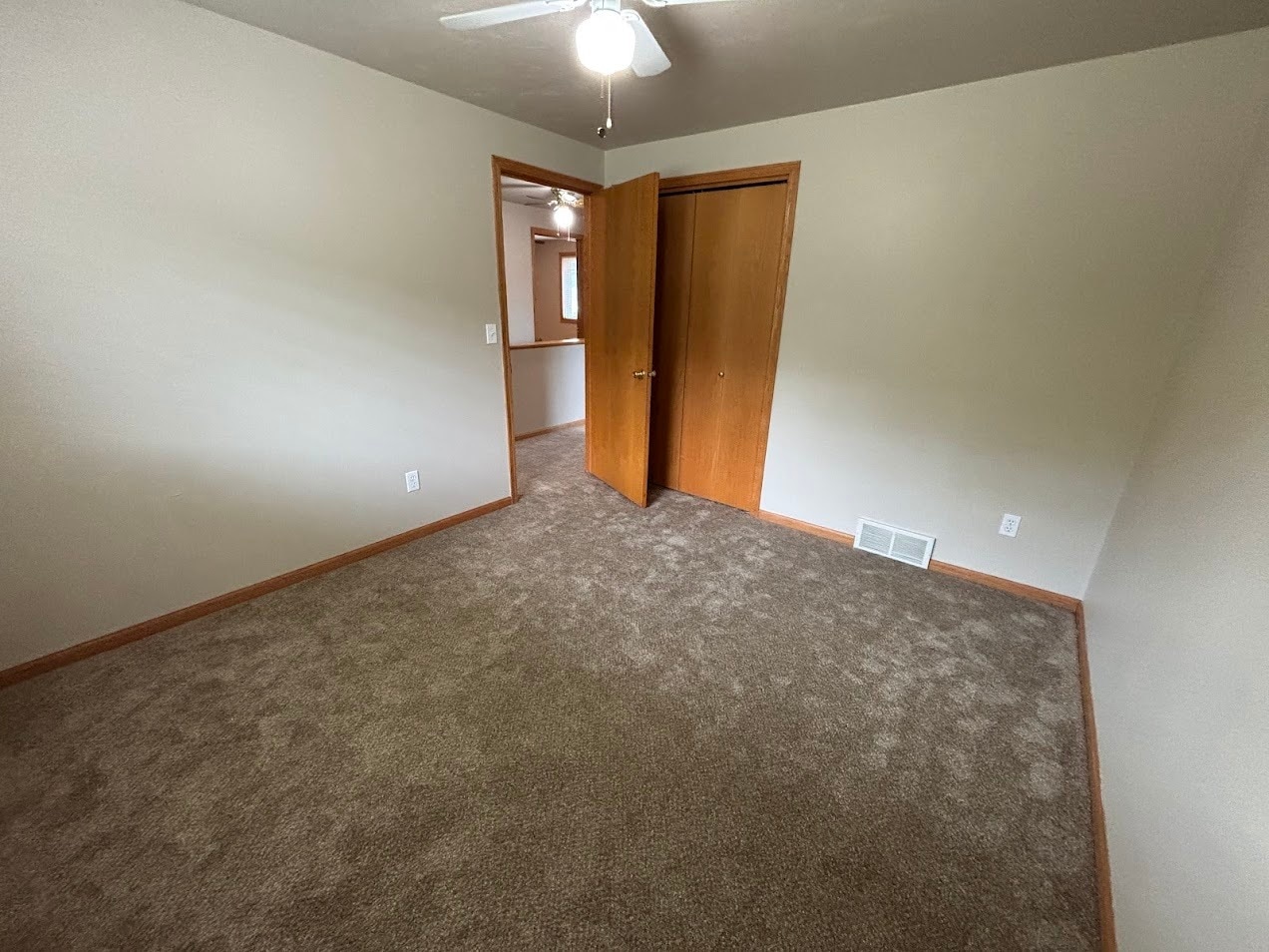 Building Photo - 3222 Lakeview Dr