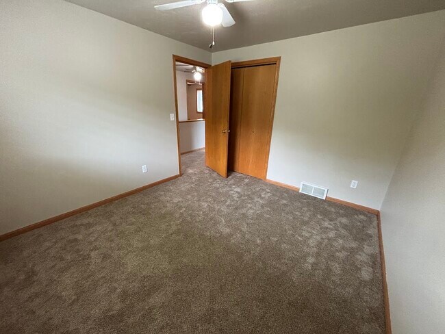 Building Photo - 3222 Lakeview Dr