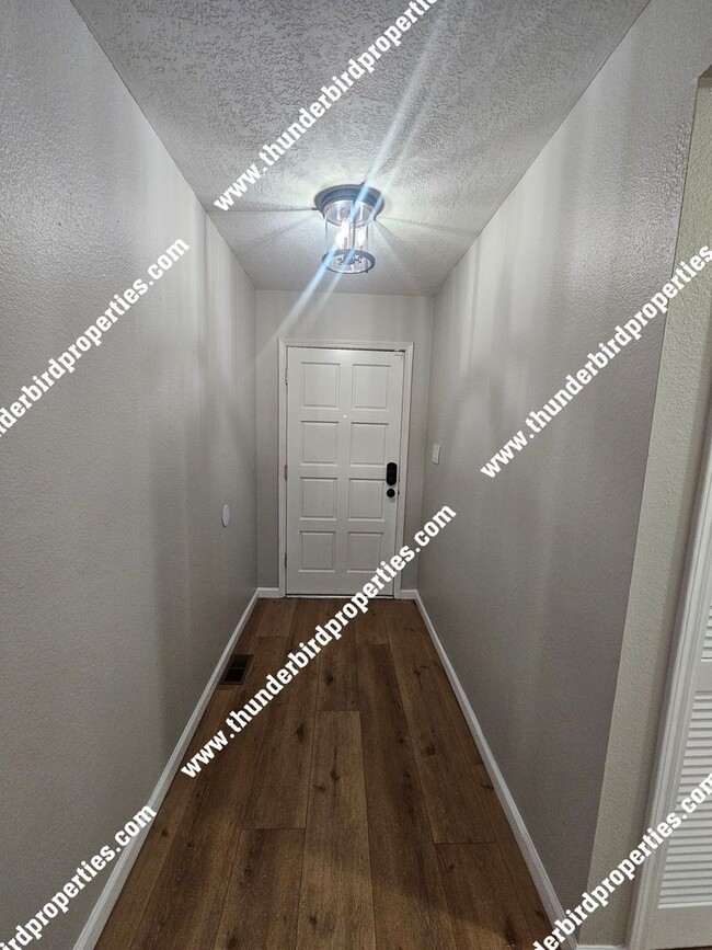 Building Photo - Great 3 bedroom with an office