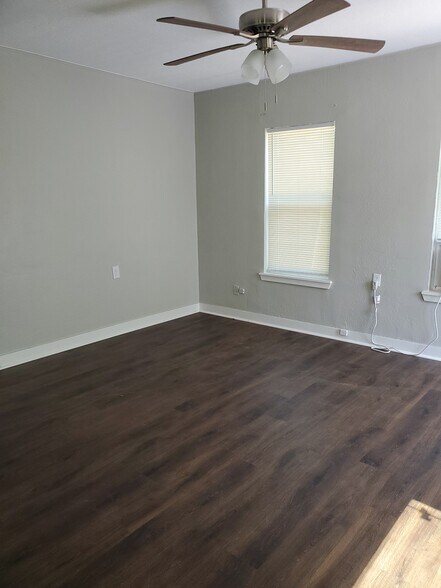 Building Photo - 415 E Kenedy Ave