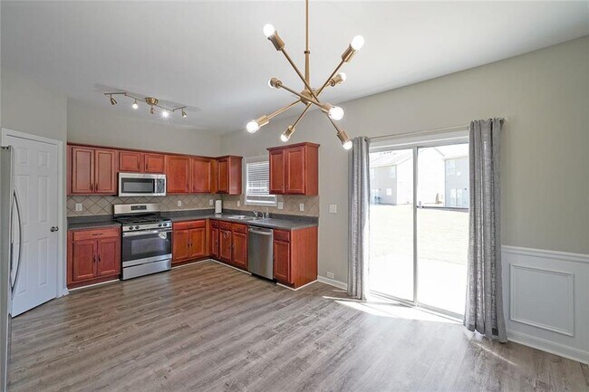 Building Photo - 2062 Lakeshore Overlook Dr