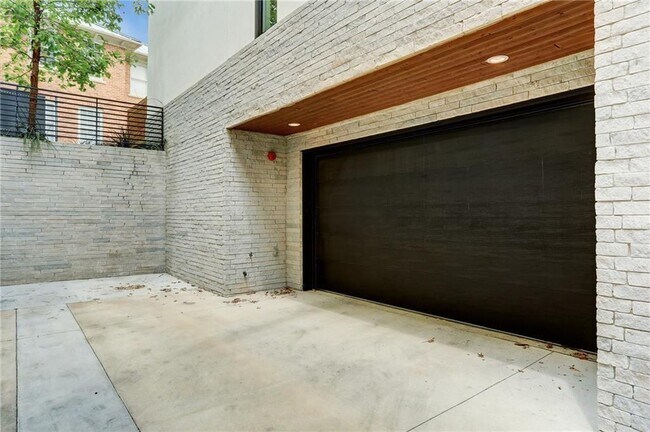 Building Photo - 1410 Woodlawn Blvd