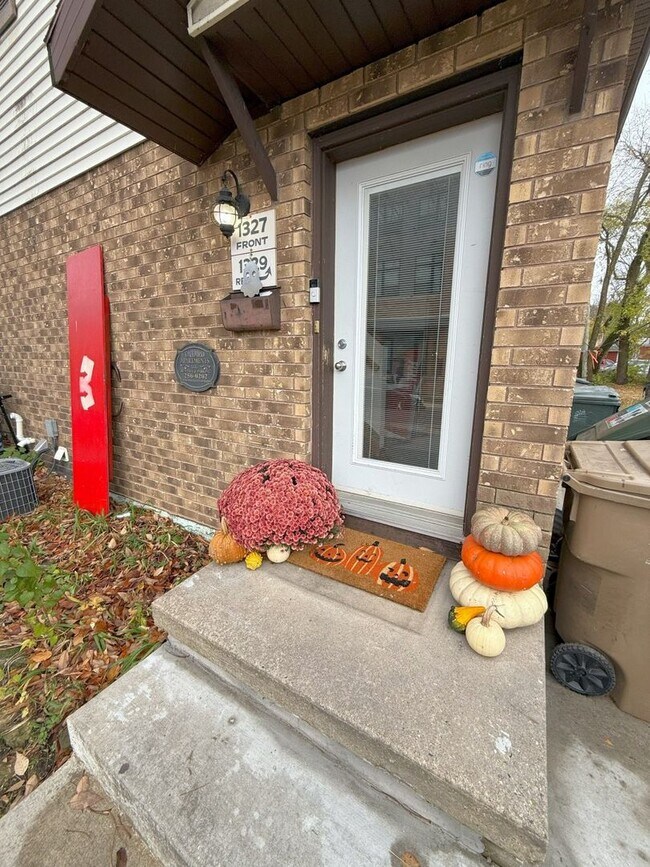 Building Photo - 1327/9 Bowen Ct.