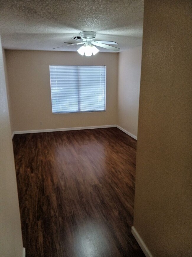 Building Photo - Welcome to this cozy 3-bedroom, 2-bathroom...