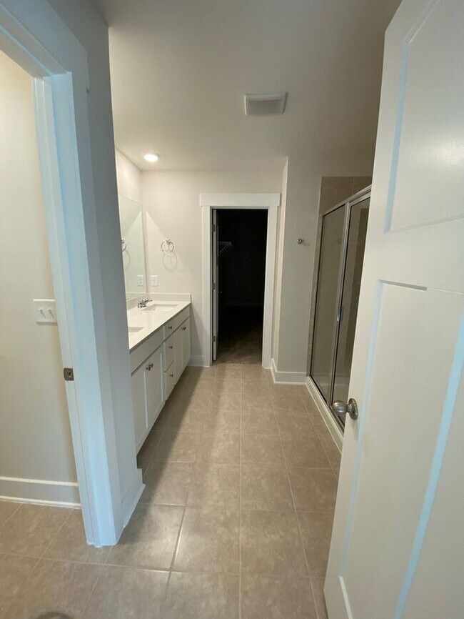 Building Photo - **Coming Soon! **Gorgeous and spacious!