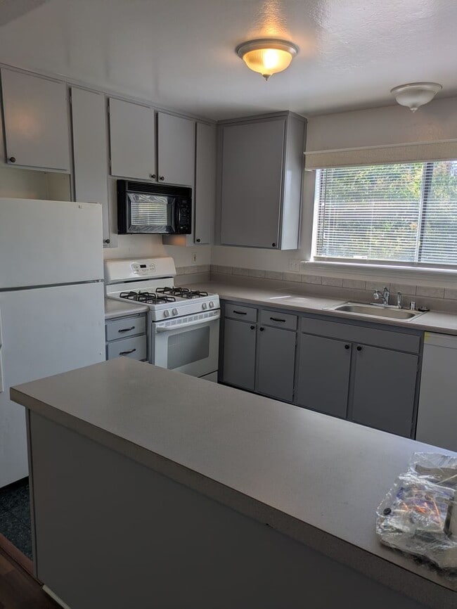 Building Photo - Beautiful Upper-Level Two-Bedroom  Two-Bat...