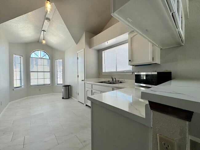 Building Photo - Northeast El Paso 3Bed/2Bath Refrig A/C