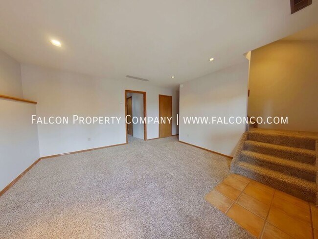 Building Photo - 985 Pulpit Rock Cir S