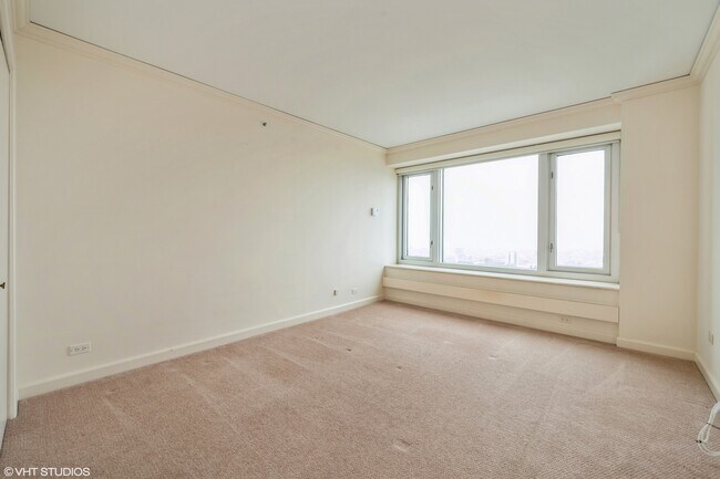 Building Photo - 132 E Delaware Pl