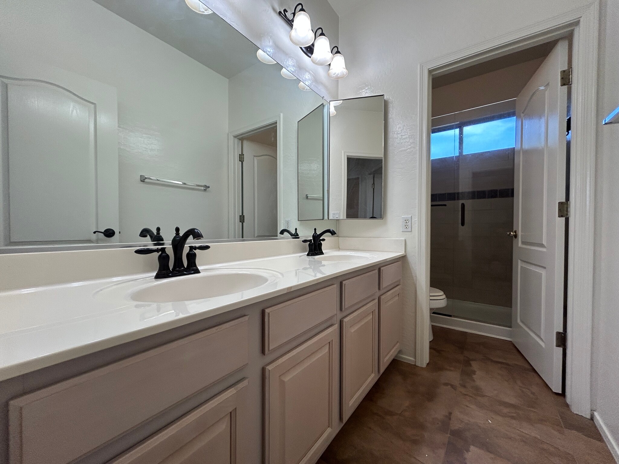 Building Photo - 9885 S La Rosa Dr