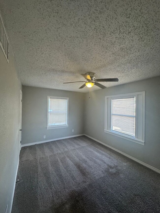 Building Photo - 3 bedroom, 1 bath