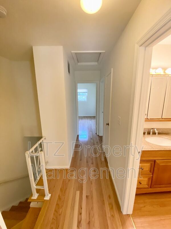 Building Photo - 722 Robinwood Dr