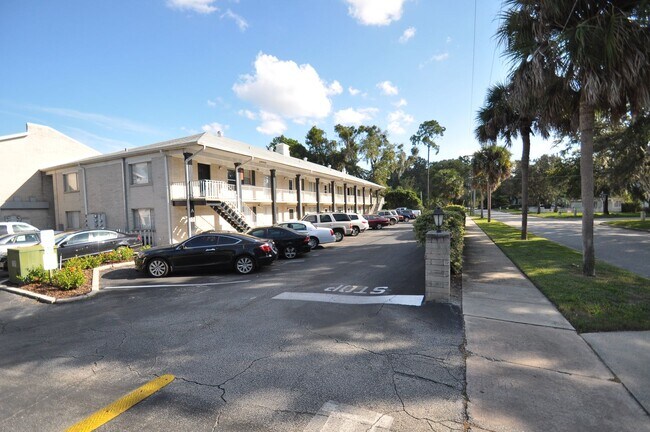 Building Photo - Charming 2-Bedroom Condo in Scenic Winter ...