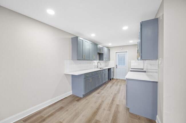 Building Photo - Davis Islands! RARE 3/2 FRESHLY RENOVATED,...