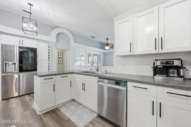 Building Photo - 2143 Lady Di Ln