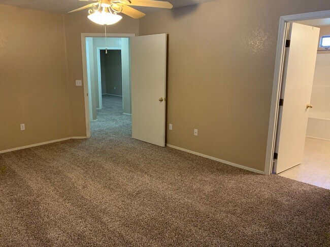 Building Photo - Wonderful 3 bedroom 2.5 bath home located in the golf course community of Western Skies