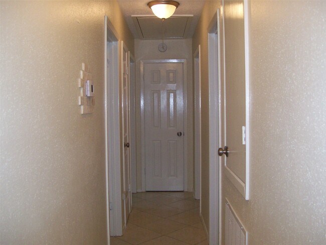 Building Photo - 2617 Knoxville Dr