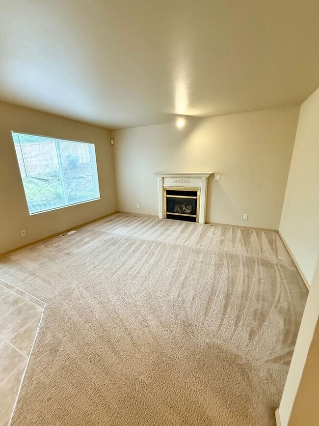 Building Photo - 5 Bedroom 2.5 Bath plus Bonus Room in East...