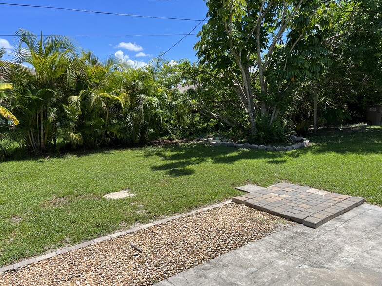 Private patio and backyard - 4705 Palm Tree Blvd