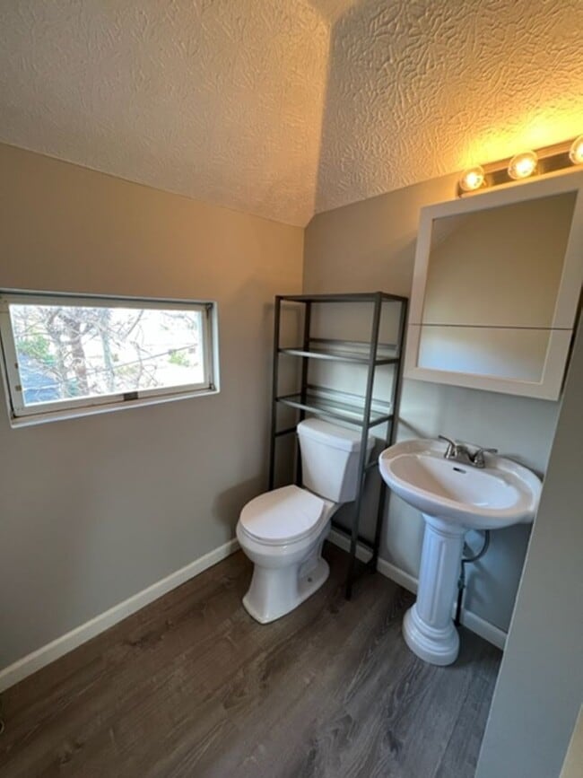 Building Photo - Charming 2 Bedroom Home with Fenced Yard Available for Pre-Lease!