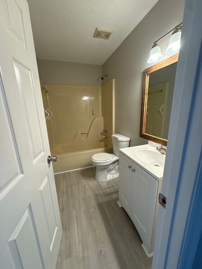 Building Photo - Spacious Brick Home with Fenced-In Back Yard!