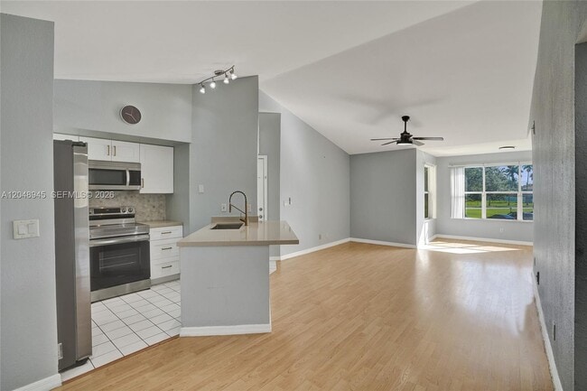 Building Photo - 12760 Vista Isles Dr