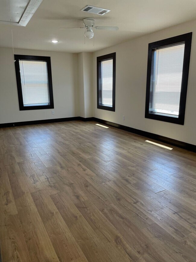 Building Photo - County Living in a Modern Home