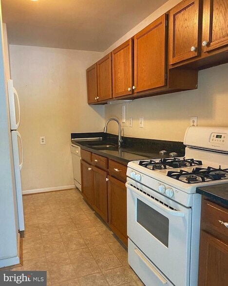 Building Photo - 5565 Columbia Pike