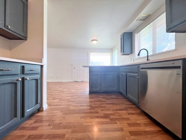 Building Photo - 3006 Bella~Great North End Home!