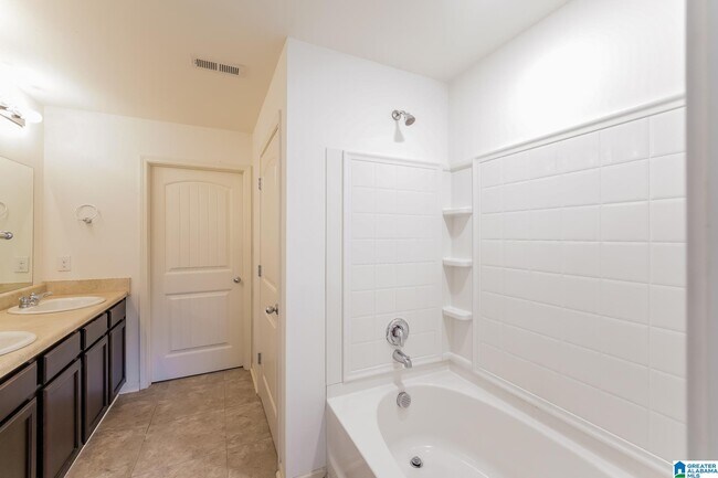 Building Photo - 915 Hawthorn Ln