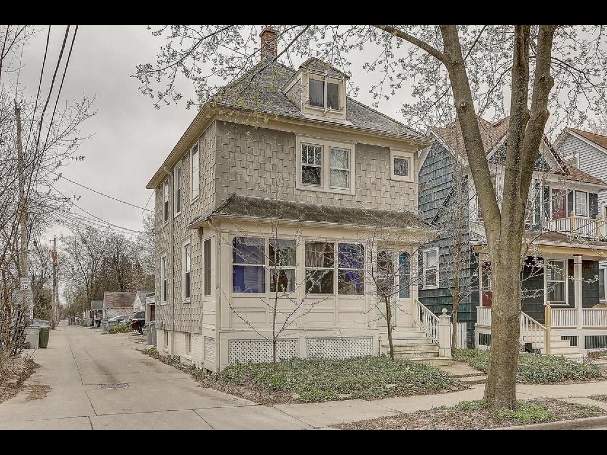 Building Photo - 1613 E Hartford Ave