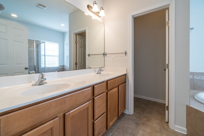 Building Photo - Gorgeous 3 Bedroom Townhome in Davidson