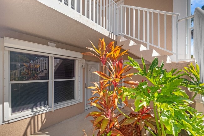 Building Photo - 2 bed + den 2 bath condo, just 2.5 miles from the beach!